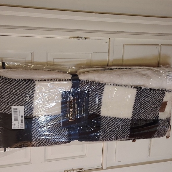 Pendleton Rob Roy Plaid Faux Fur Throw - Picture 3 of 9